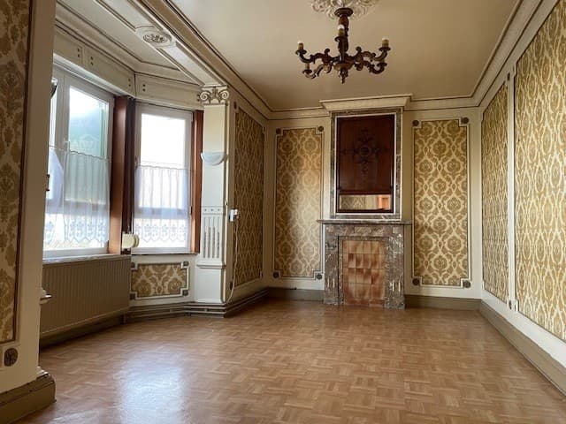 Grande maison à rénover à Omal